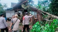 KSPK Dan Bhabinkamtibmas Polsek Banjar Mengecek Lokasi Bencana Pohon Tumbang Yang Meninpa Rumah Warga