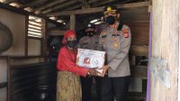 Kapolres Pandeglang Berikan Bantuan Sembako Ke Nenek Kamdah