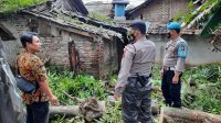 Polsek Bojong Bantu Evakuasi Pohon Tumbang Yang Timpah Rumah Warga