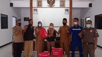 Rumah Warganya Roboh,Camat Sliyeg Serahkan Bantuan Bupati Indramayu Ke Yuliah Sari Warga Sleman