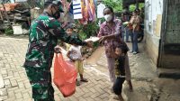 Anggota Koramil 410-06 Kedaton Berbagi Nasi Kotak Sebagai Wujud Kepedulian Terhadap Warga Yang Membutuhkan