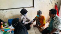 Sidokkes Polres Pandeglang Beri Pelayanan Kesehatan pada Korban Bencana Banjir di Citeureup