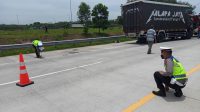 Polisi Olah TKP Kecelakaan di Tol Terpeka Yang Akibatkan Satu Orang Luka Berat