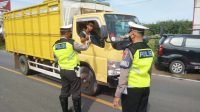Satlantas Polres Tulang Bawang Bagikan Ratusan Masker Secara Gratis di Dua Lokasi Berbeda