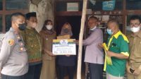 Camat Sliyeg Sampaikan Bantuan Bupati Nina,Yuliasari Bahagia Rumahnya Akan Direhab