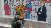 Anggota Koramil 410-01/Panjang Bentuk Kampung Pancasila dengan Metode Mural