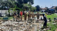 Sampah Menumpuk Disungai Tugu Kidul,Camat Sliyeg Indramayu Lakukan Giat Bersih-Bersih