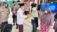 Tinjau Vaksinasi Serentak Indonesia di Tulang Bawang, Wakapolda Lampung Bagikan Paket Sembako