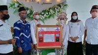 Usai Nikah, Pengantin Baru Terima Dokumen Dari Camat Sliyeg
