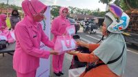 Bhayangkari Cabang Kampar Bagikan Takjil untuk Warga dan Pengendara yang Melintas