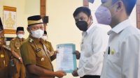 Bupati Lampung Timur Membagikan SK PNS Di Pusiban