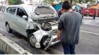 Sopir Ngantuk Kelelahan Tabrak Mobil di Parkiran Taxi Online