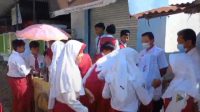 Traktir Peserta Ujian Sekolah,Camat Kedokanbunder Borong Cilok