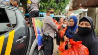 Polsek Kemang Bagikan 100 Paket Sembako Ke Warga Terdampak Covid 19
