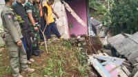 Akibat Hujan Deras, Rumah Warga Roboh Akibat Longsor