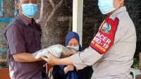 Polsek Ciomas Bagikan Paket Sembako Kepada Masyarakat Yang Membutuhkan
