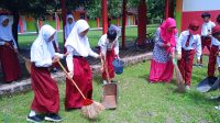 Ujian Usai,Siswa UPTD SDN 2 Mekargading Bersihkan Halaman Sekolah
