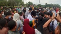 Isak Tangis Keluarga Sambut Kedatangan Jenazah Naryati PMI Taiwan Asal Indramayu