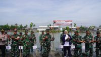 Perahu Semen Hasil Inovasi Prajurit Diberikan Kepada Warga Sungai Buntu