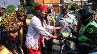 Terjaring Operasi Patuh Krakatau, Pemotor Malah Dapat Helm Gratis dari Polisi