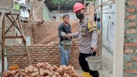 Bhabinkamtibas Gulak Galik Ikuti Bedah Rumah di Desa Binaannya