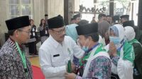 H Saefudin,Ketua DPRD Indramayu Lepas Calon Jamaah Haji Kloter 40 dan 42