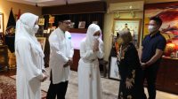 Ridwan Kamil Beserta Istri Bertakziah di Kediaman Almarhum Tjahjo Kumolo
