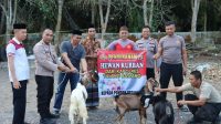 Kapolres Tulang Bawang Serahkan Hewan Kurban Untuk Tiga Ponpes