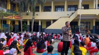 Ajak Siswa Baru Taati Aturan, Bhabinkamtias Monitor MPLS Di SMKN 3 Bandar Lampung