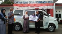 Herman Khaeron Serahkan Bantuan Satu Unit Mobil Ambulance ke Pemdes Jatibarang Baru