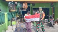 Sigap, Babinsa Sertu Toto Susilo Turunkan Bendera Merah Putih Yang Kusam Dan Mengantinya Dengan Yang Baru
