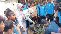 Tingkatkan Kesadaran Lingkungan, UPTD SDN 2 Mekargading Ajak Siswa Tanam Pohon di Sekolah