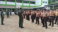 Latihkan PBB, Babinsa Koramil 410-05/TKP Harapkan Pelajar SD IT Fitrah Insani Bertambah Disiplin