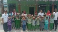 Bareng Kades Bongas,Camat Rohaedi Salurkan 33 KIA PAUD Pelangi