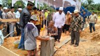 Kapolsek Kampar Kiri Letakkan Batu Peresmian Pembangunan Masjid Tengku Abdoerrahman