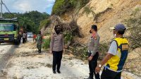 Kapolsek Bangkinang Barat Pantau Lokasi Longsor di Bahu Jalan Lintas Sumbar-Riau