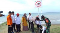 Plang Larangan Berenang di Pantai Mekarsari Dipasang Forkopimcam Patrol Dan BPBD