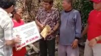 Rumahnya Terbakar, Mak Kicem Langsung Terima Bantuan Pemkab Indramayu