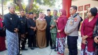 Singgah di Kecamatan Sliyeg,Kirab Pusaka Diterima Camat Endang Ismiati