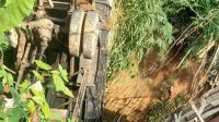 Satu Unit Truk Terjun Kedalam Jurang, Pihak Kepolisian Lakukan Proses Evakuasi