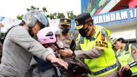 Turun Langsung Bagikan Helm ke Pengendara, Kapolda Riau Irjen Iqbal : Untuk Keselamatan, Sayangi Anak Anak