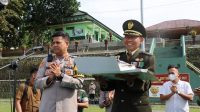 Judul : HUT TNI, Kapolres Sukabumi Ucapkan Selamat Diiringi Penyerahan Kue Ulang Tahun