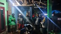 Kapolsek Ciawi Bersama Bhabinkamtibmas Desa Banjarwangi Lakukan Pembersihan Di Solokan