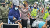 Kapolres Bekasi Kota, Bagikan Helm Kepengendara Motor