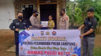 Menjelang HUT ke-71 Humas Polri Door To Door Bagikan Sembako di Desa Wiyono