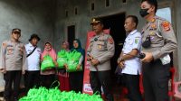 Polres Pesawaran Berikan Bantuan (Bansos) Korban Banjir dan Tanah Longsor