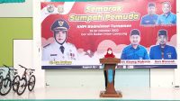 Bunda Eva Dwiana dan Fitrah Abung Bermain Bulutangkis Bersama Dalam Pembukaan KNPI Badminton Cup