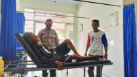 Lansia Terlantar,Bhabinkamtibmas dan Staf Lurah Jatibarang Baru Bawa ke Ke Puskesmas