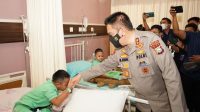 Kapolda Riau Jenguk Raihan dan Fajri, Anak Penderita Rapuh Tulang