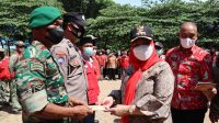 Eva Dwiana, Membagikan Insentif di Kecamatan Raja Basa